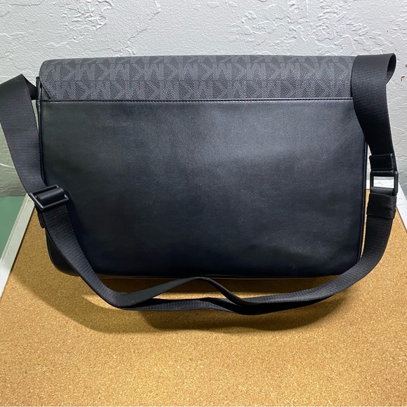 MK flap messenger crossbody - Picture 2 of 10